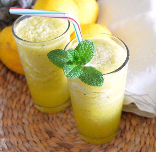 Suco 100% natural de Abacaxi com Hortela