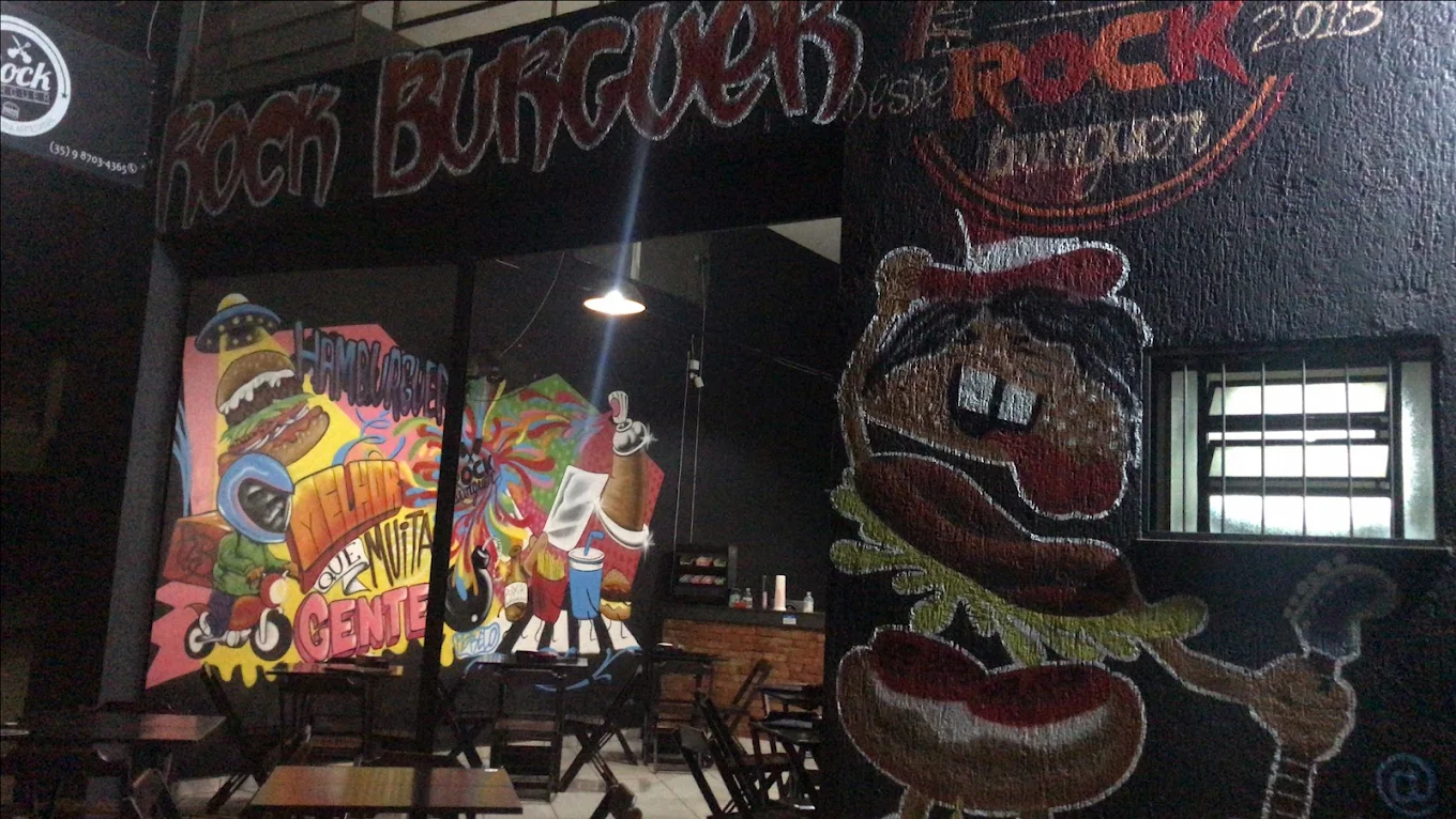 Ambiente da Rock Burguer em Alfenas, com arte nas paredes